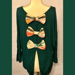 🌺 Super cute dark teal shirt w-split back & bows